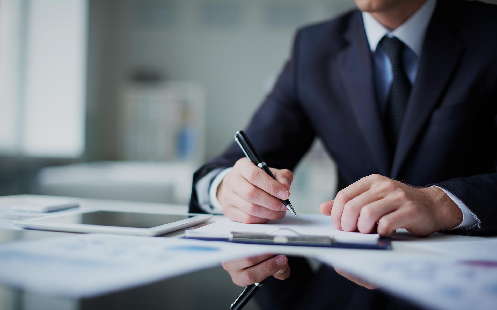 Profesional capacitado firmando un documento